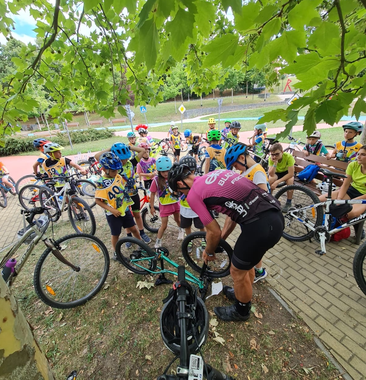 Dítě projíždí cyklistickou trasu